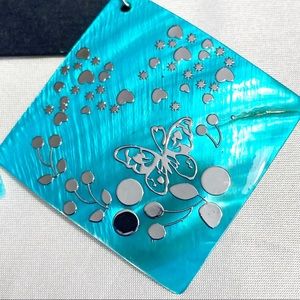 Real shell foundation colored blue with cute embellishments.  Earwire